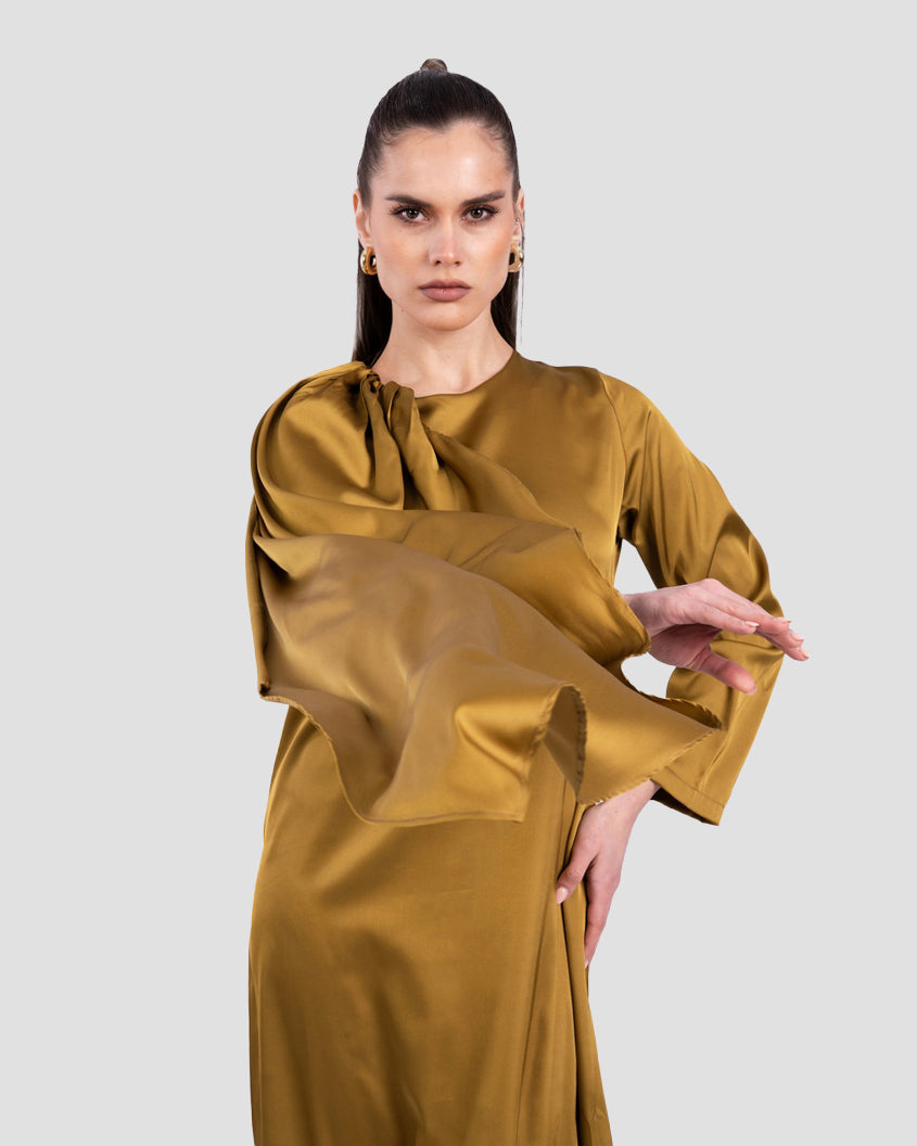 فستان ماكسي من الساتان بأكمام واسعة