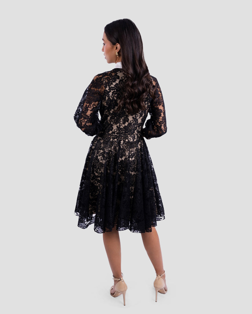 فستان من الدانتيل مع فيونكة متباينة اللون