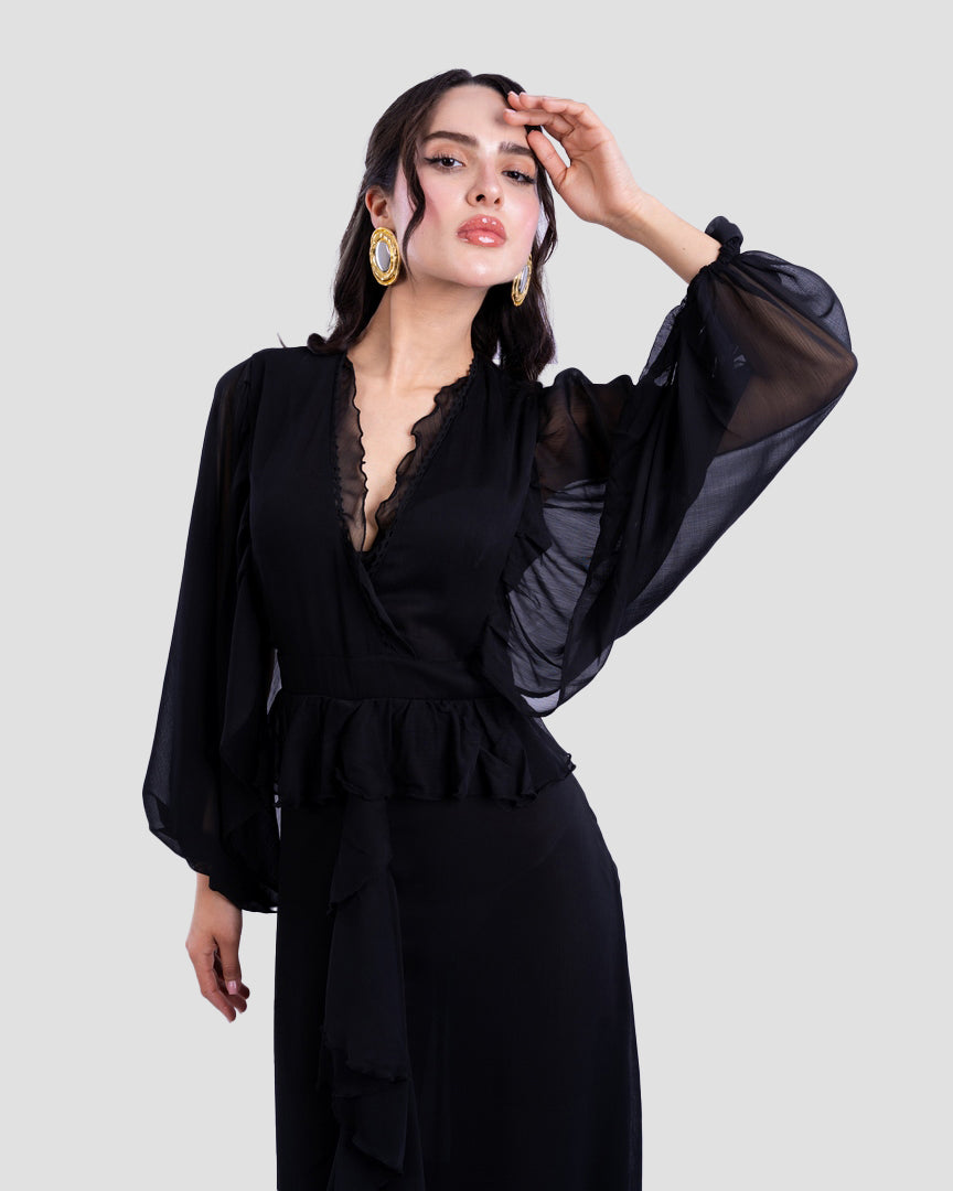 فستان طويل مكشكش بفتحة رقبة على شكل حرف V