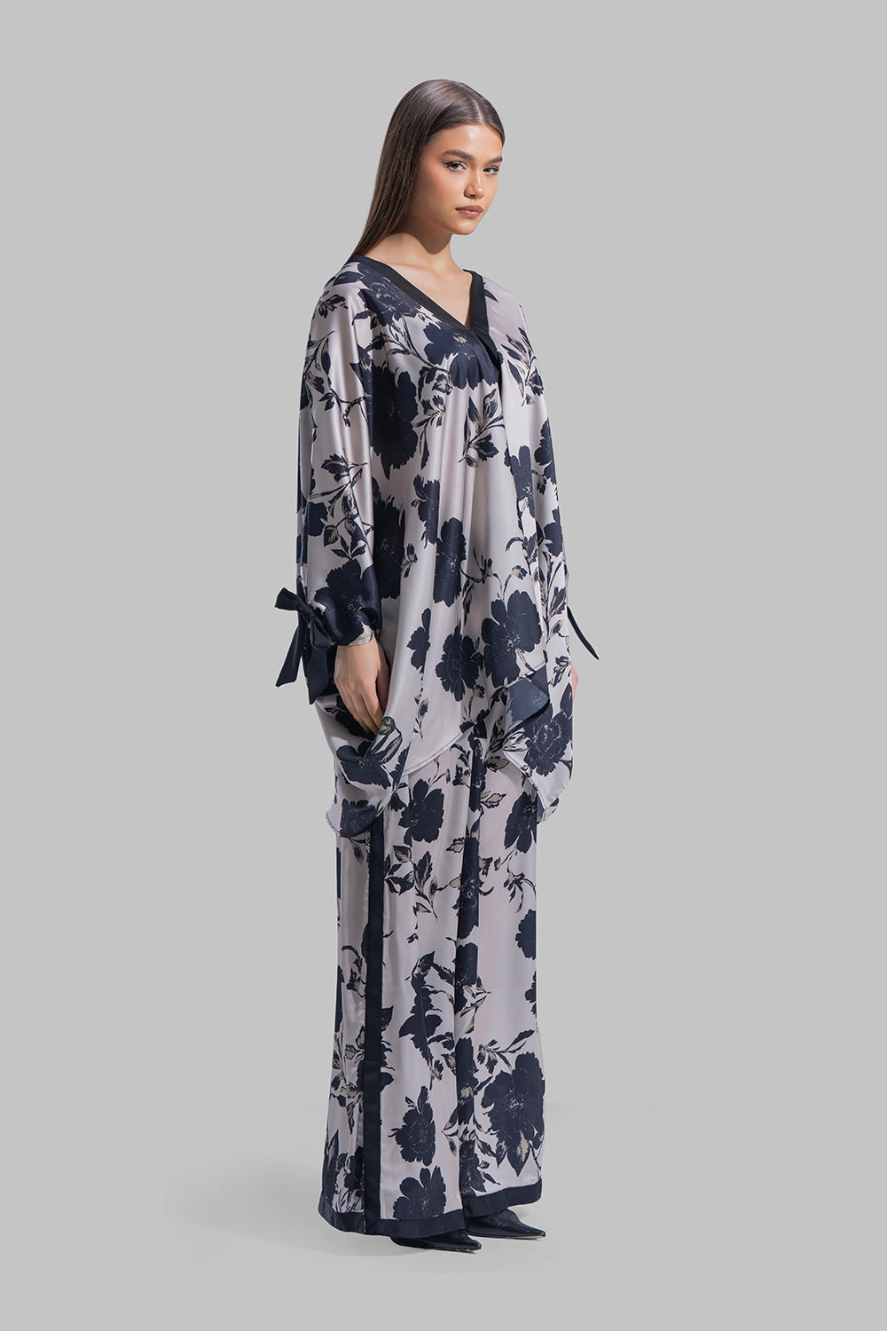 بلوزة بياقة على شكل حرف V مزينة بالزهور