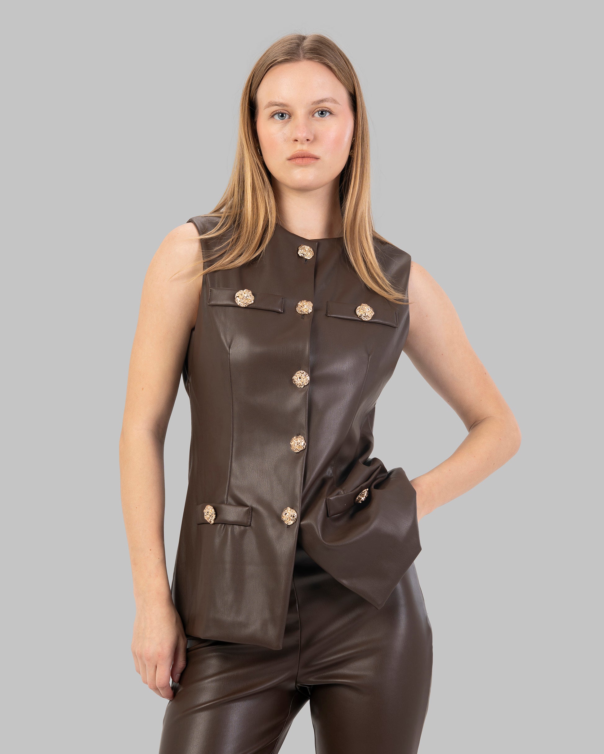 Tailored vest in leather.