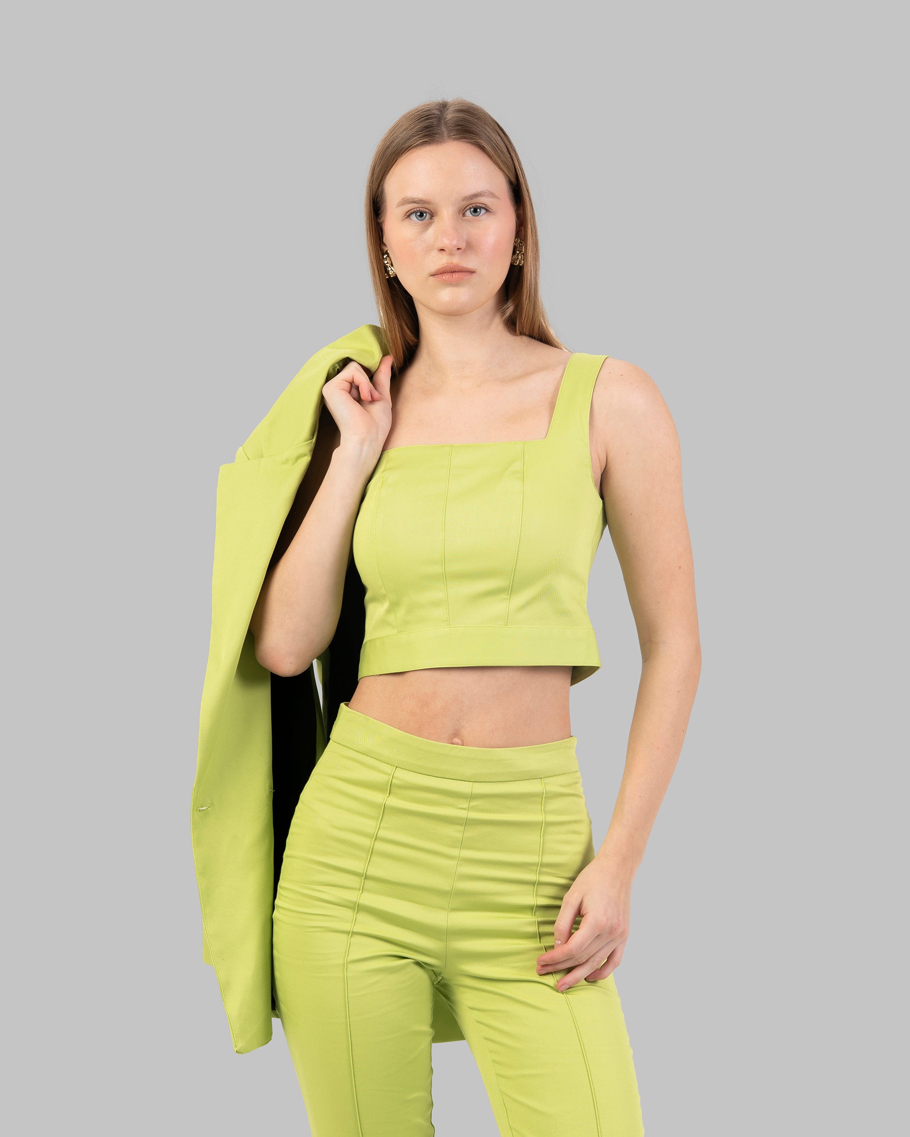 بلوزة قصيرة بياقة مربعة