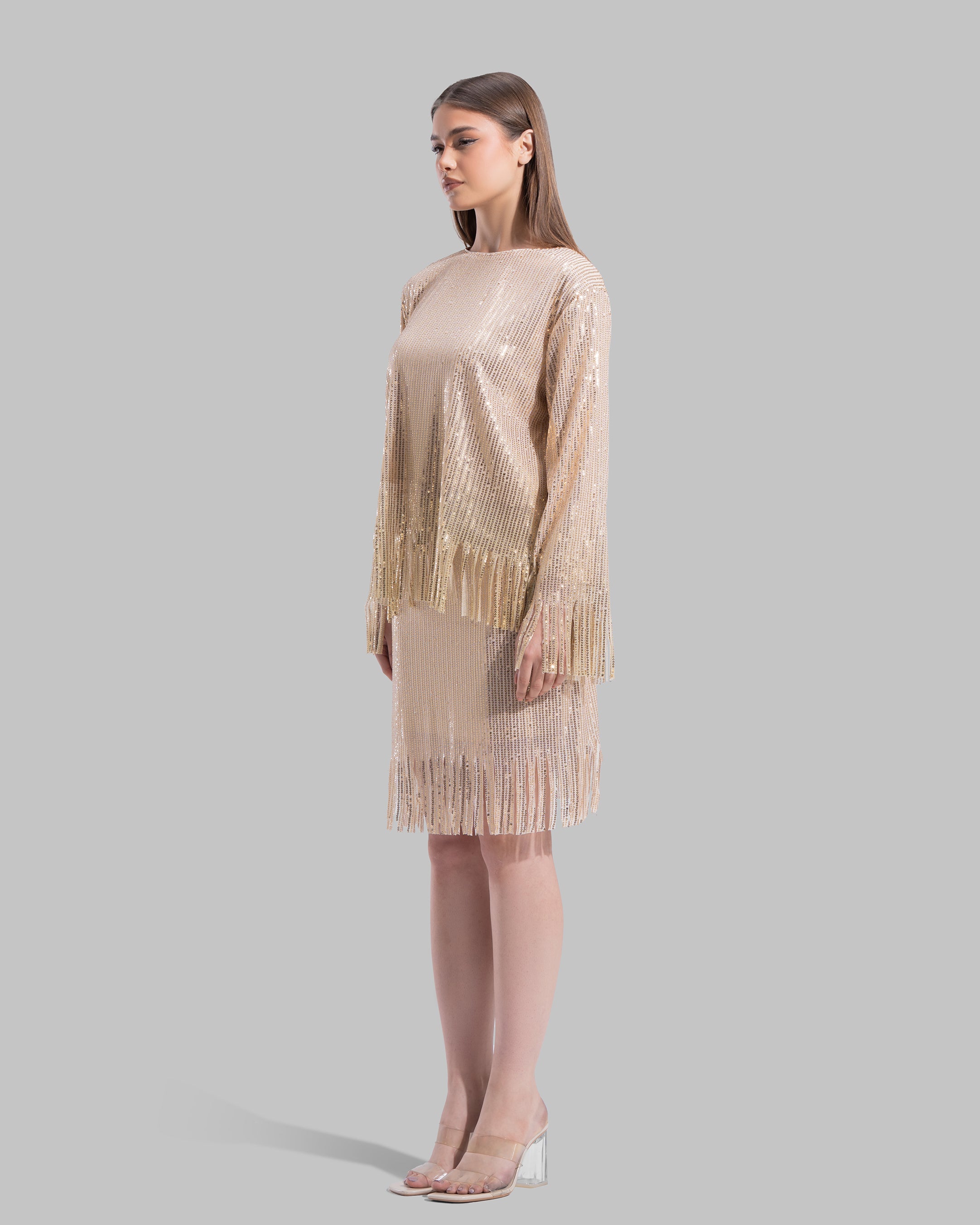 Round neck Blouse with long sleeves.