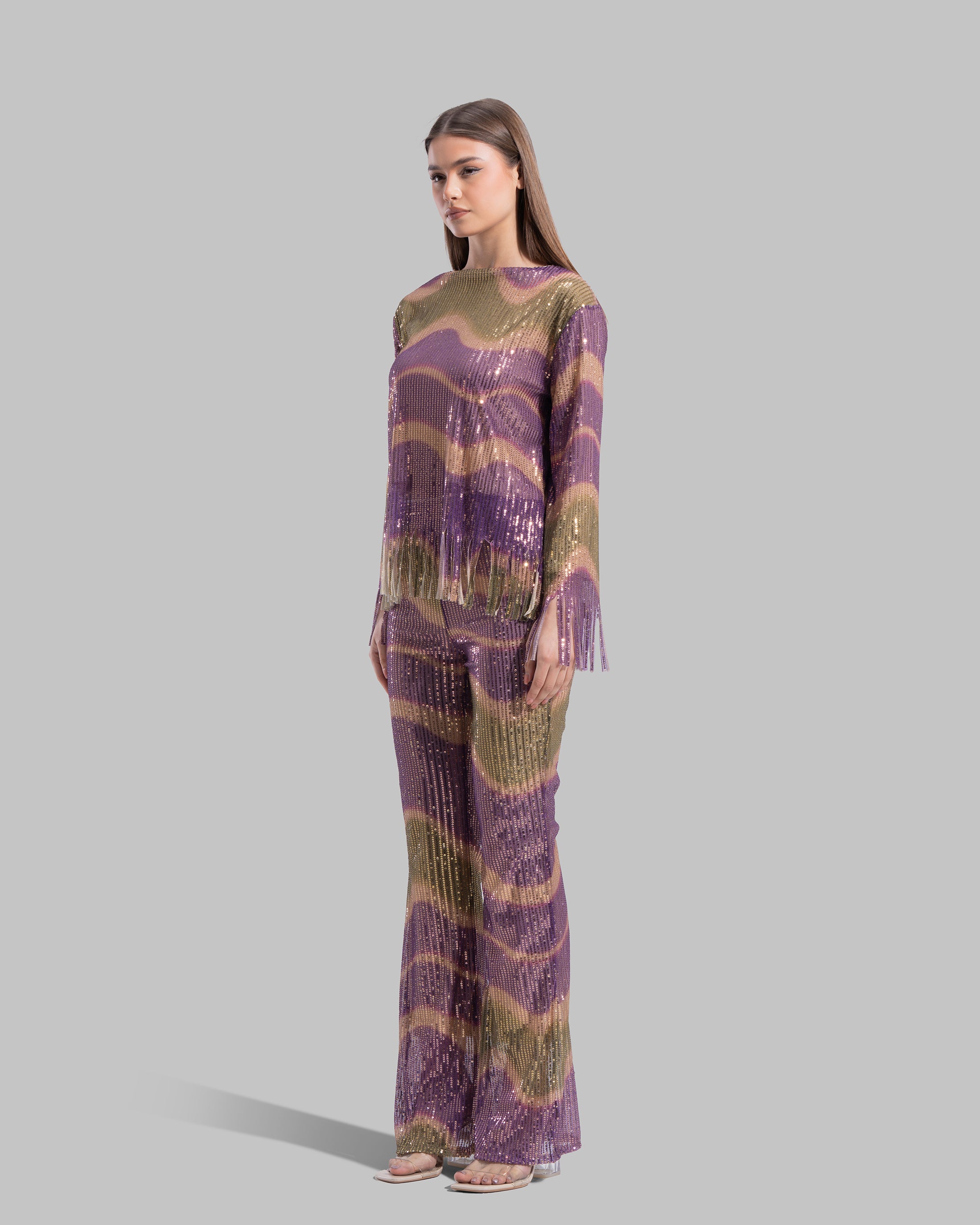 Round neck Blouse with long sleeves.