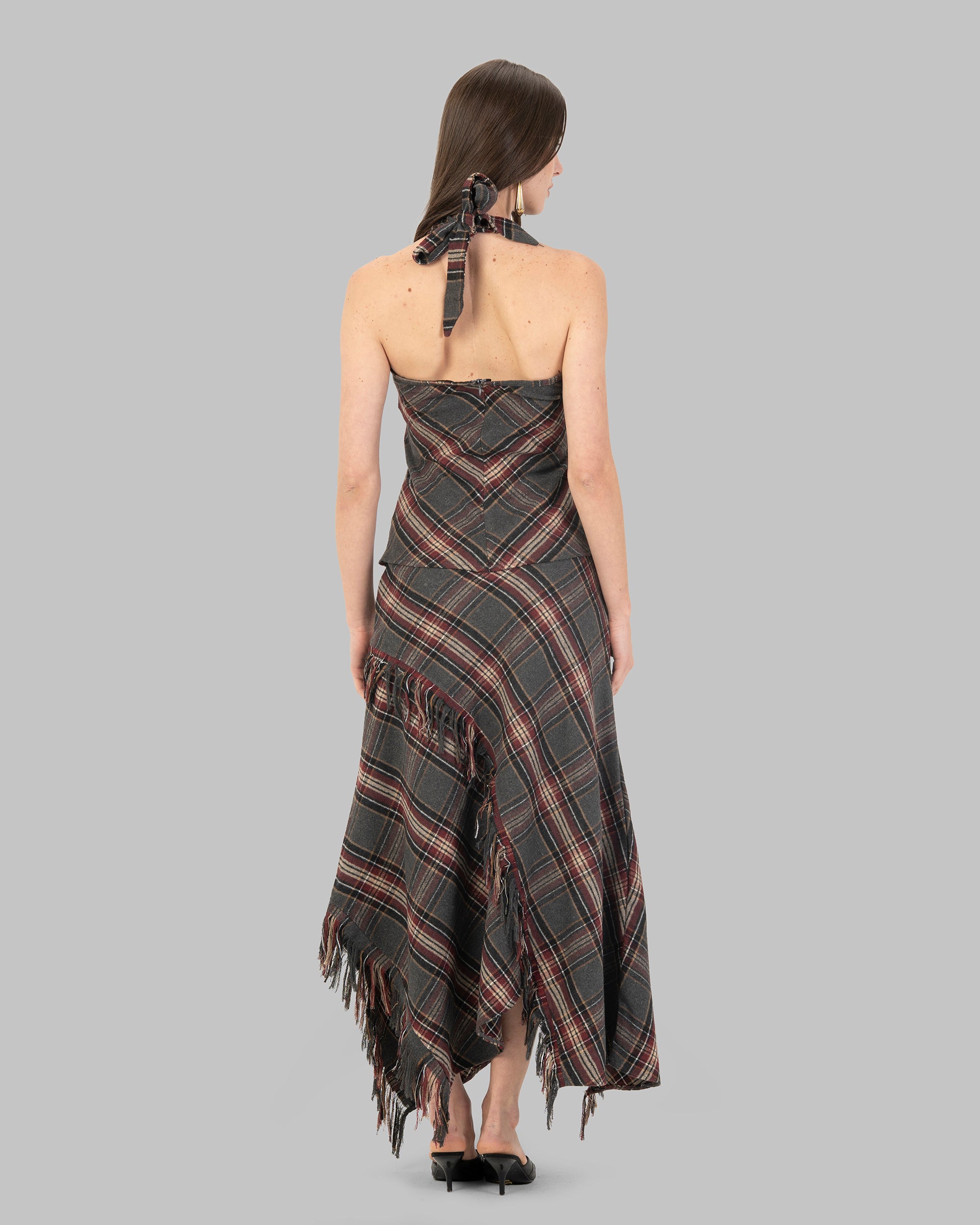 بلوزة بدون أكمام بياقة هالتر.