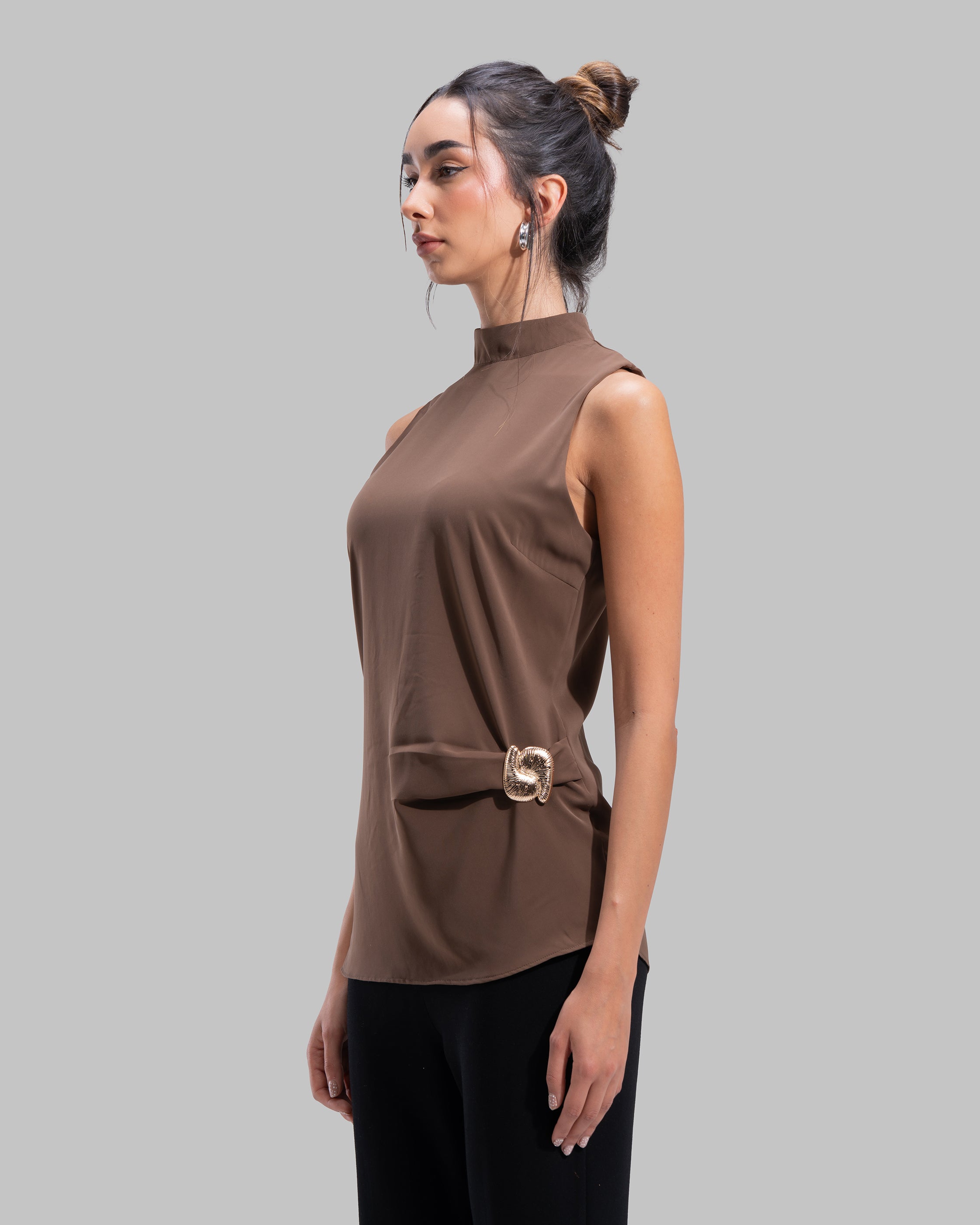 Sleeveless ribbed tank top with a metallic thread finish and a round neck.