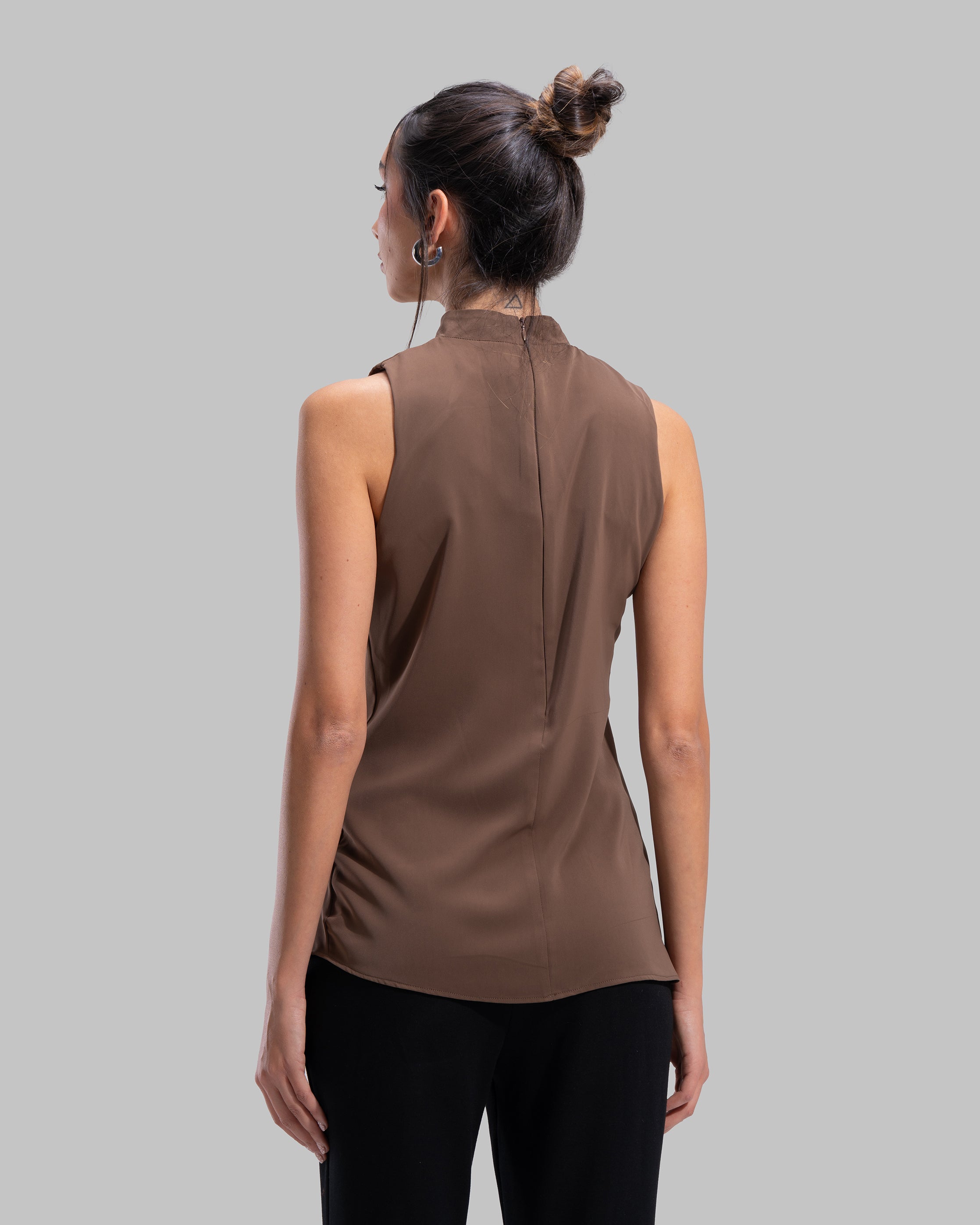 Sleeveless ribbed tank top with a metallic thread finish and a round neck.
