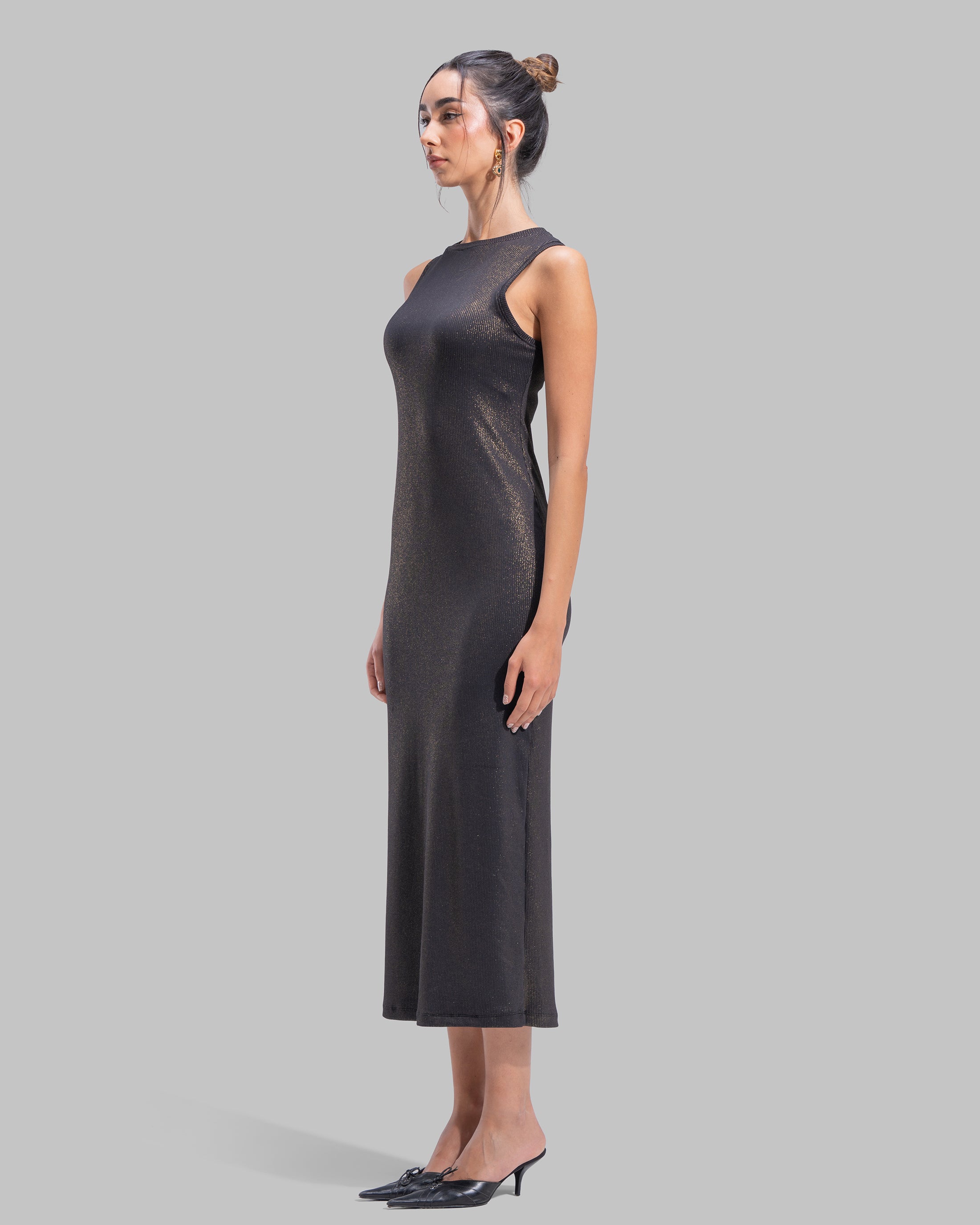 Sleeveless ribbed maxi dress with a round neckline and a tight-fit silhouette.