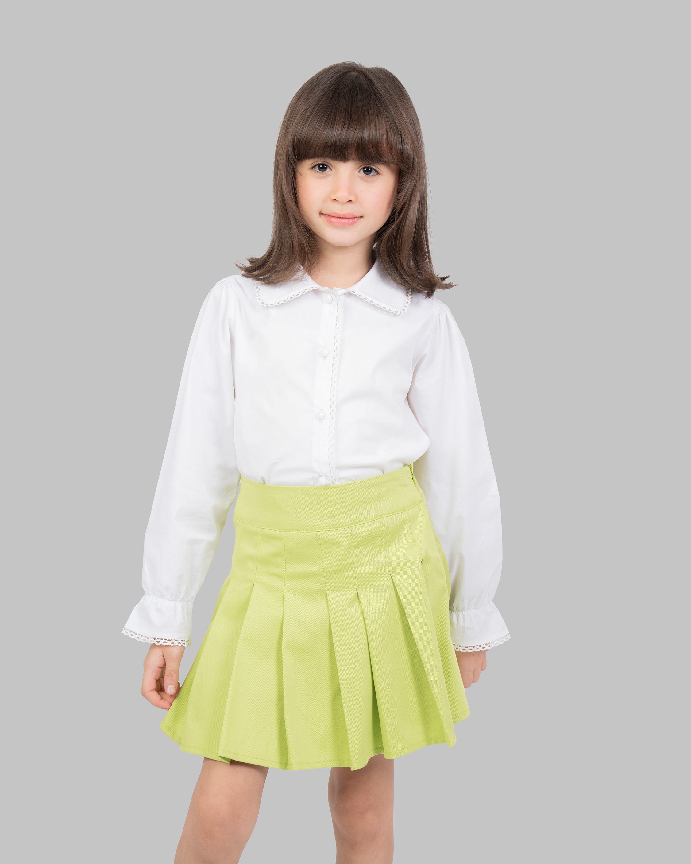 Pleated mini skirt in flashy colors.