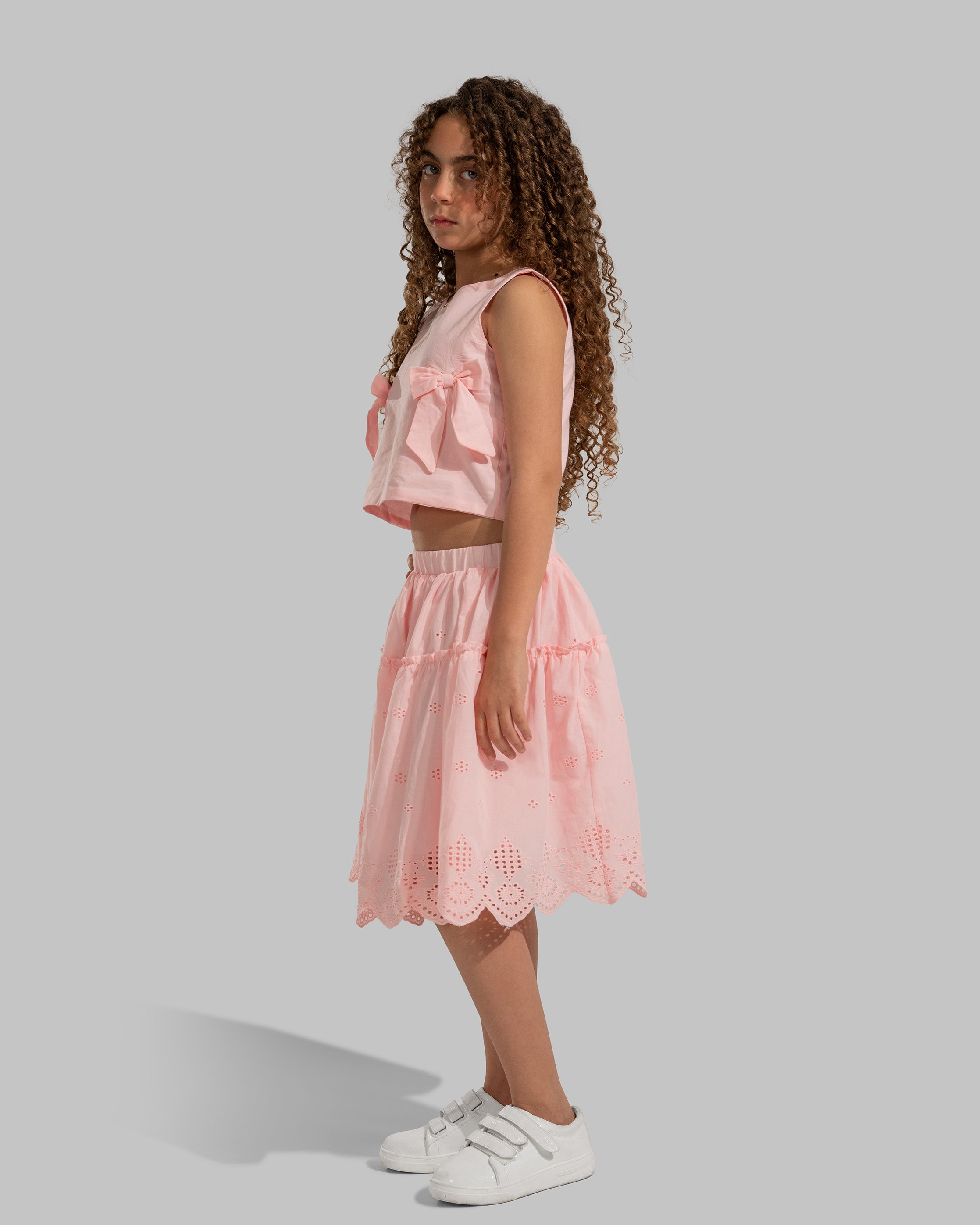 Tiered skirt with an elastic waistband and perforated floral embroidery.