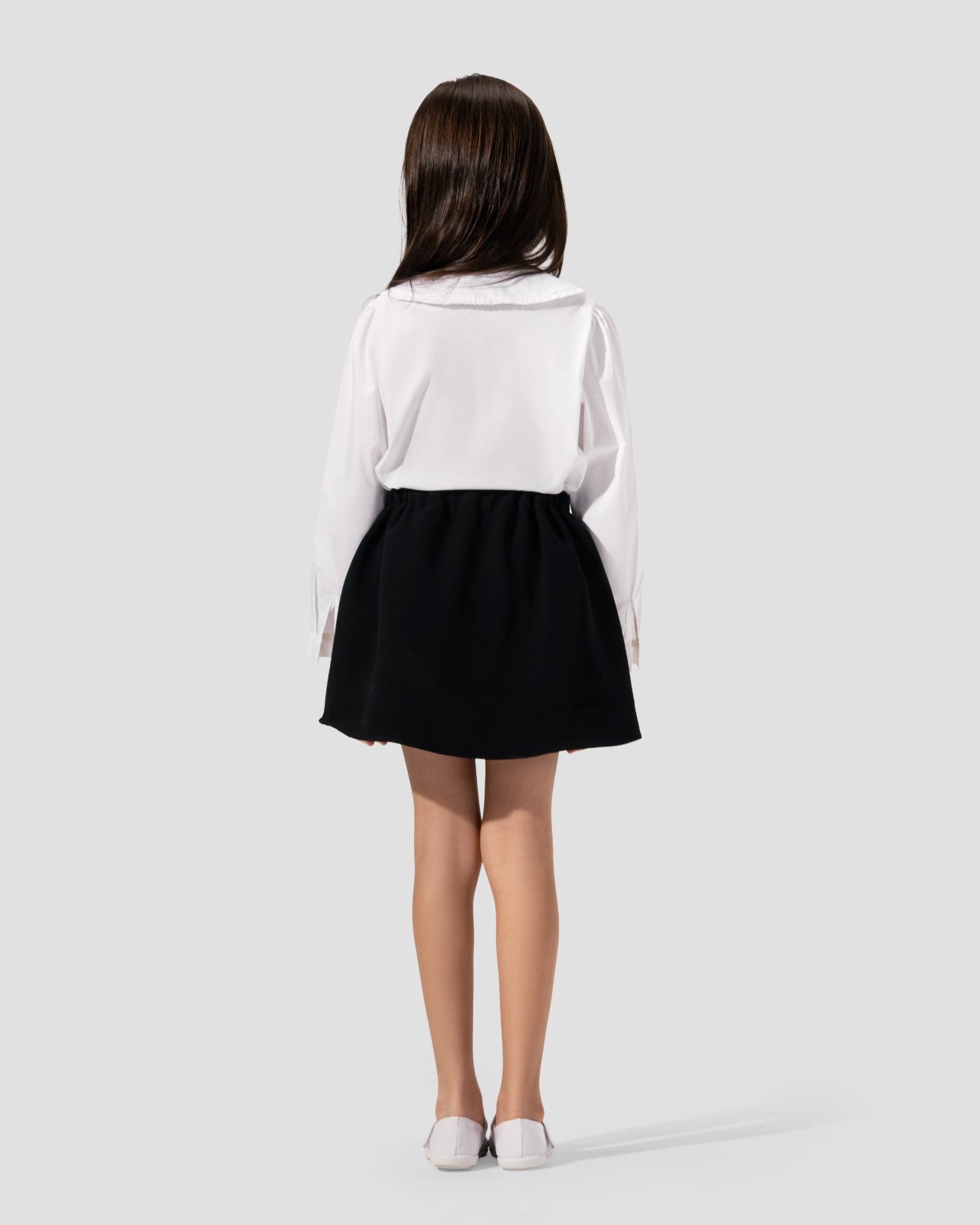 White cotton bluose with a classic collar