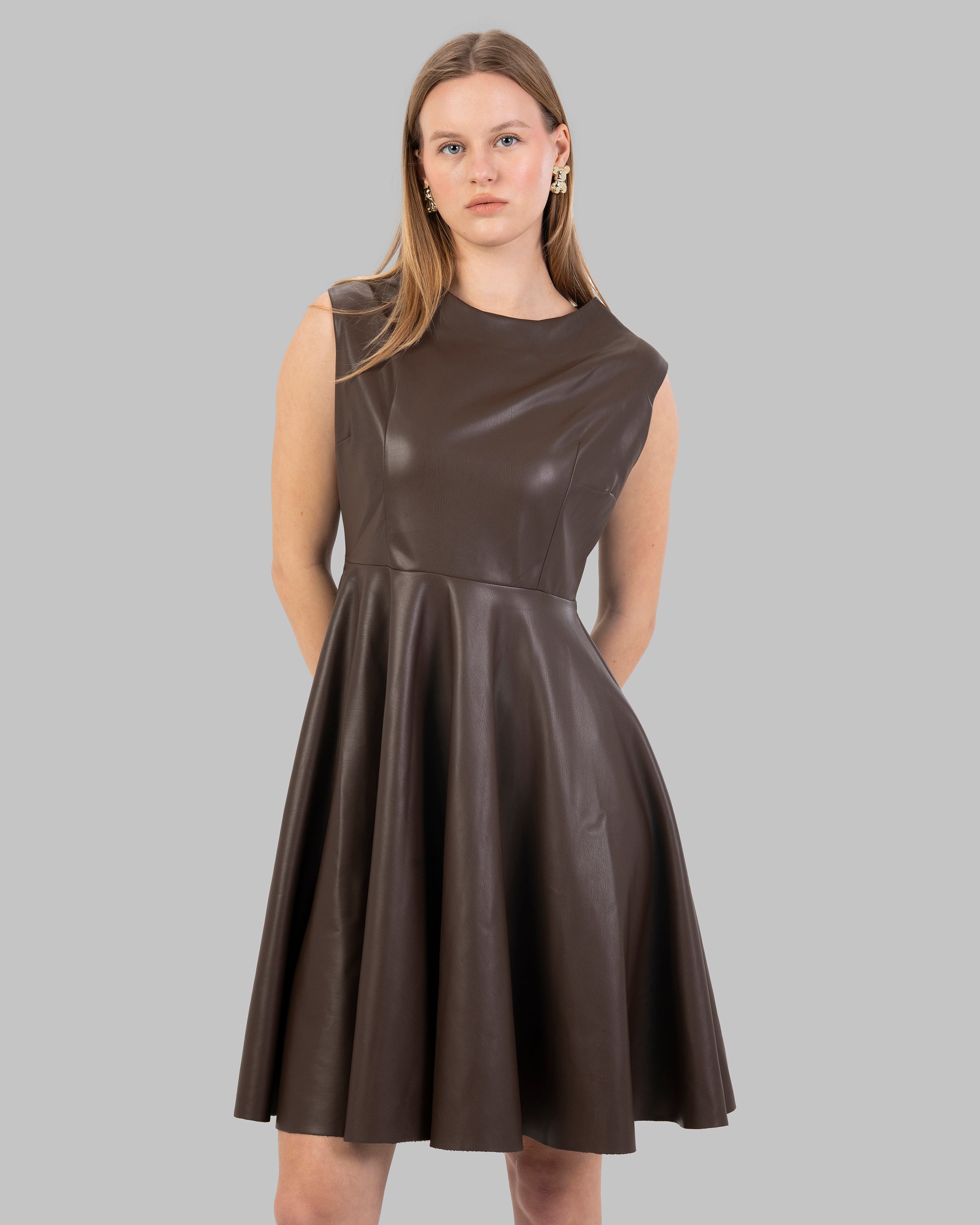 فستان من الجلد اللامع