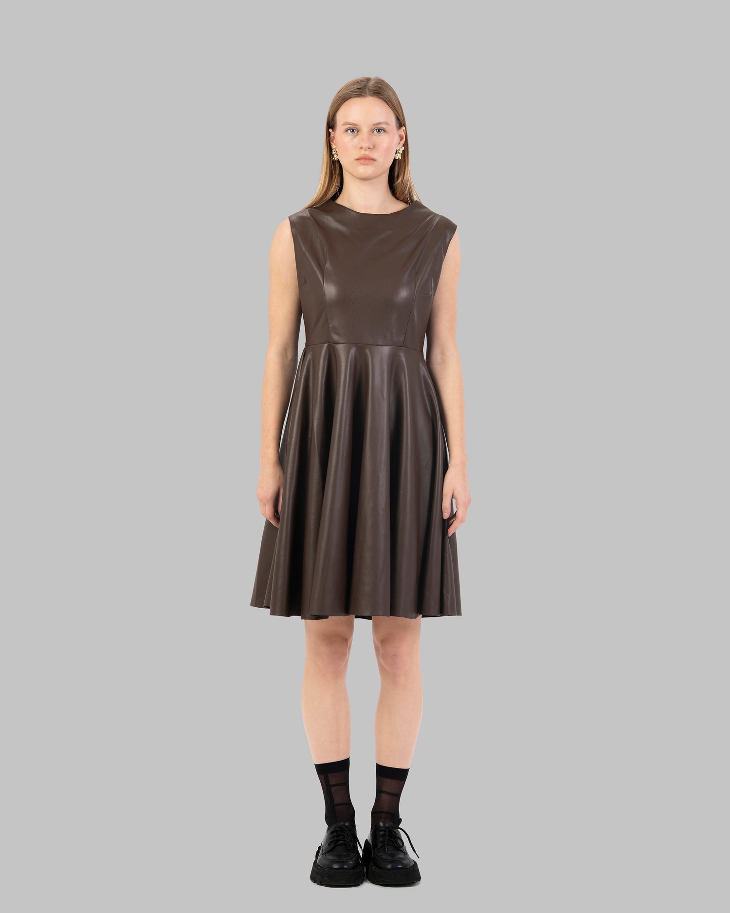 فستان من الجلد اللامع