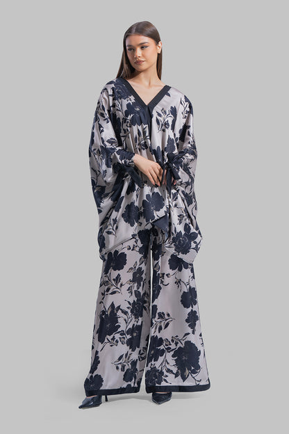 بلوزة بياقة على شكل حرف V مزينة بالزهور