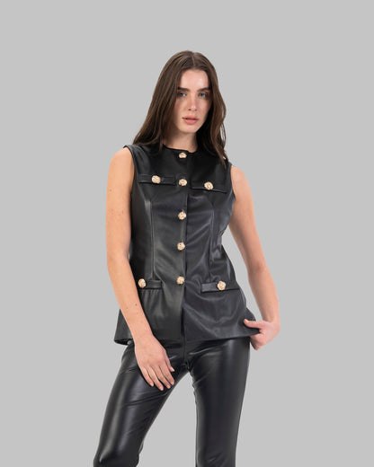 Tailored vest in leather.