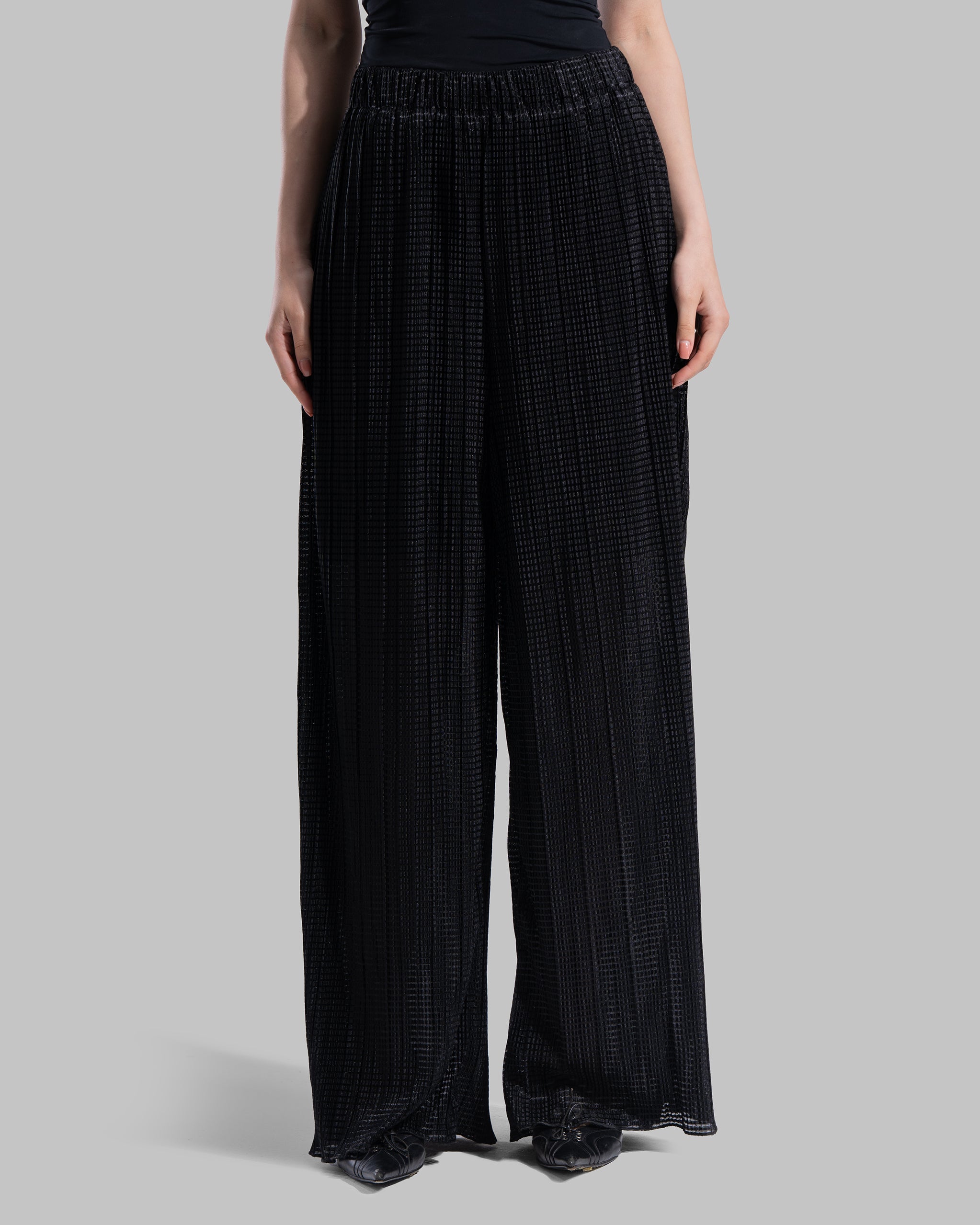 High-waisted wide-leg trousers with an elastic waistband and a textured plissé fabric.