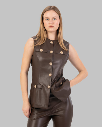 Tailored vest in leather.