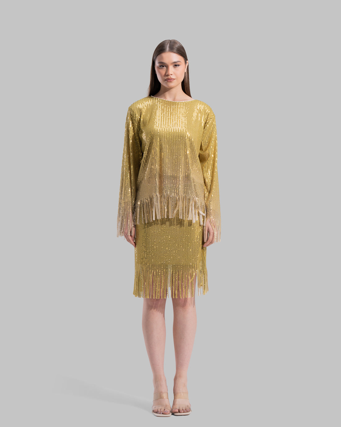 بلوزة برقبة دائرية وأكمام طويلة.