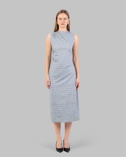 فستان ضيق بنقشة مربعات وردية وسوداء.