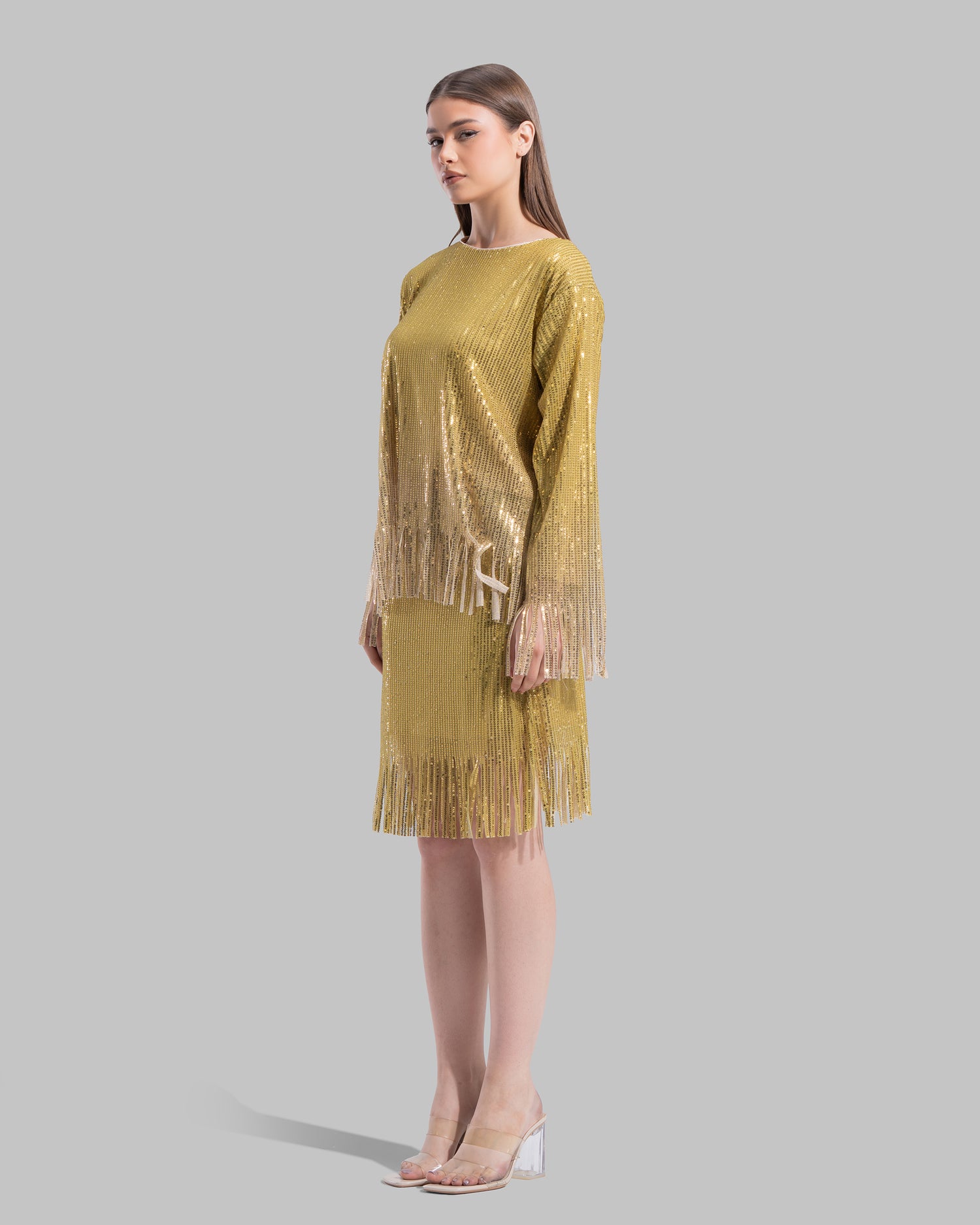 Round neck Blouse with long sleeves.