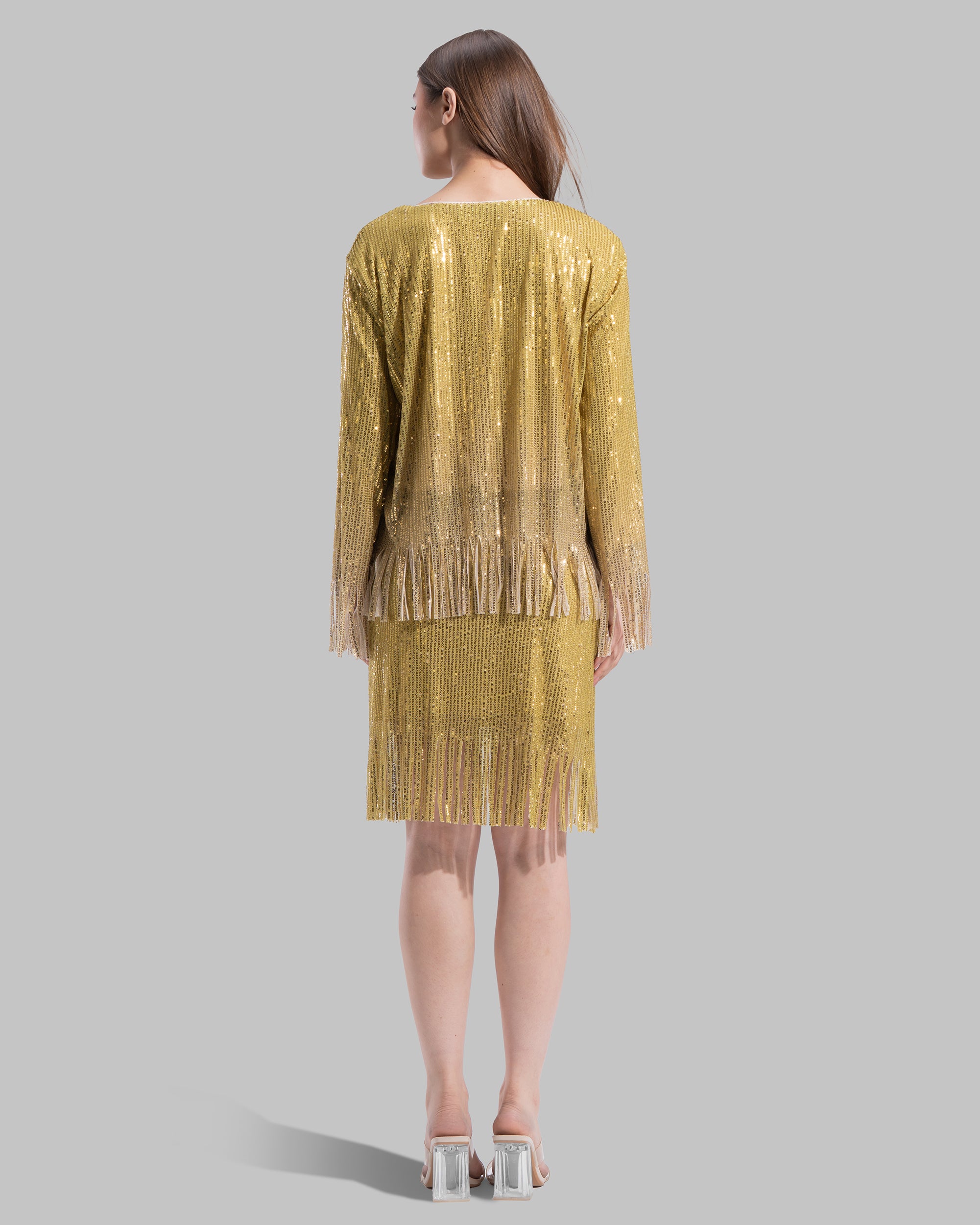 Round neck Blouse with long sleeves.