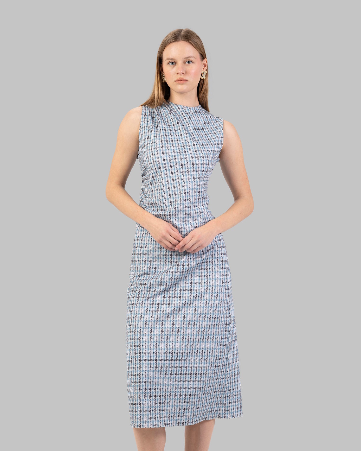 فستان ضيق بنقشة مربعات وردية وسوداء.