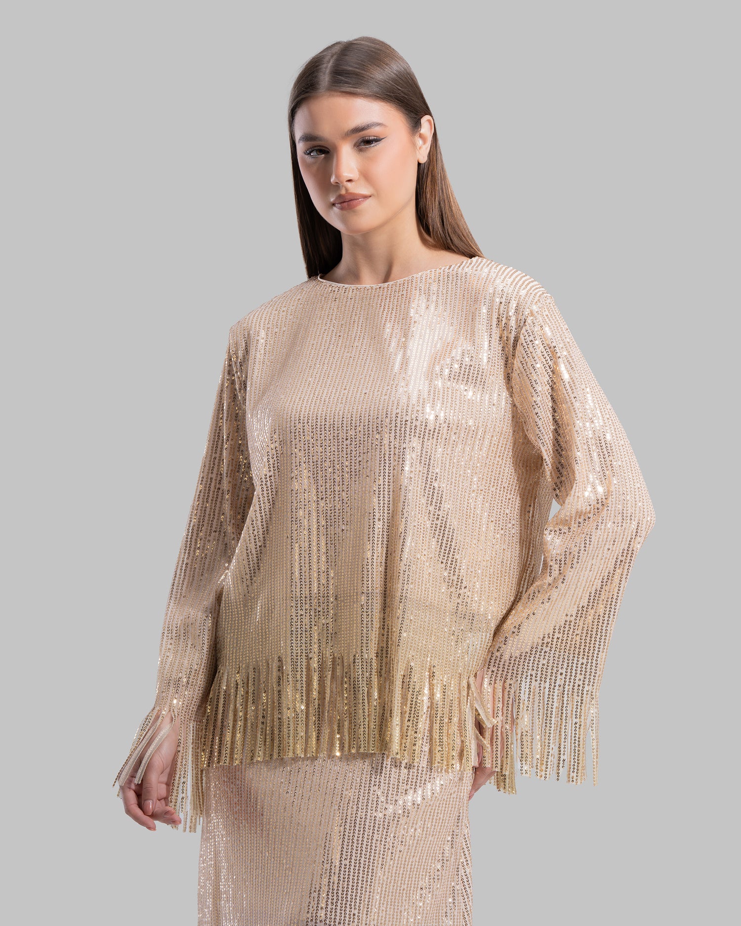 Round neck Blouse with long sleeves.