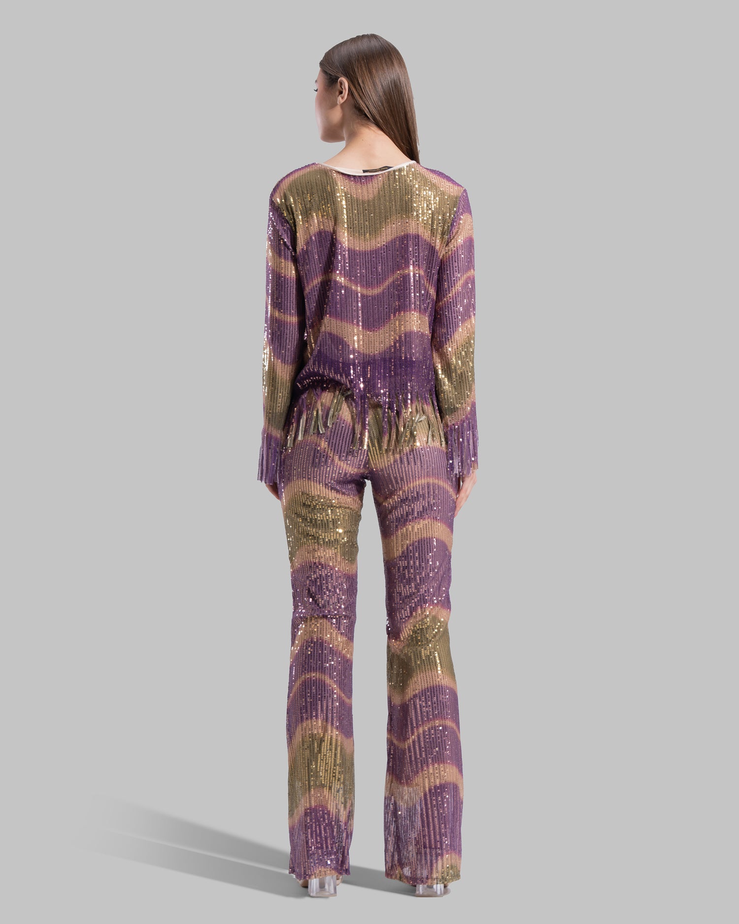 Round neck Blouse with long sleeves.