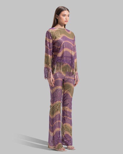 Round neck Blouse with long sleeves.