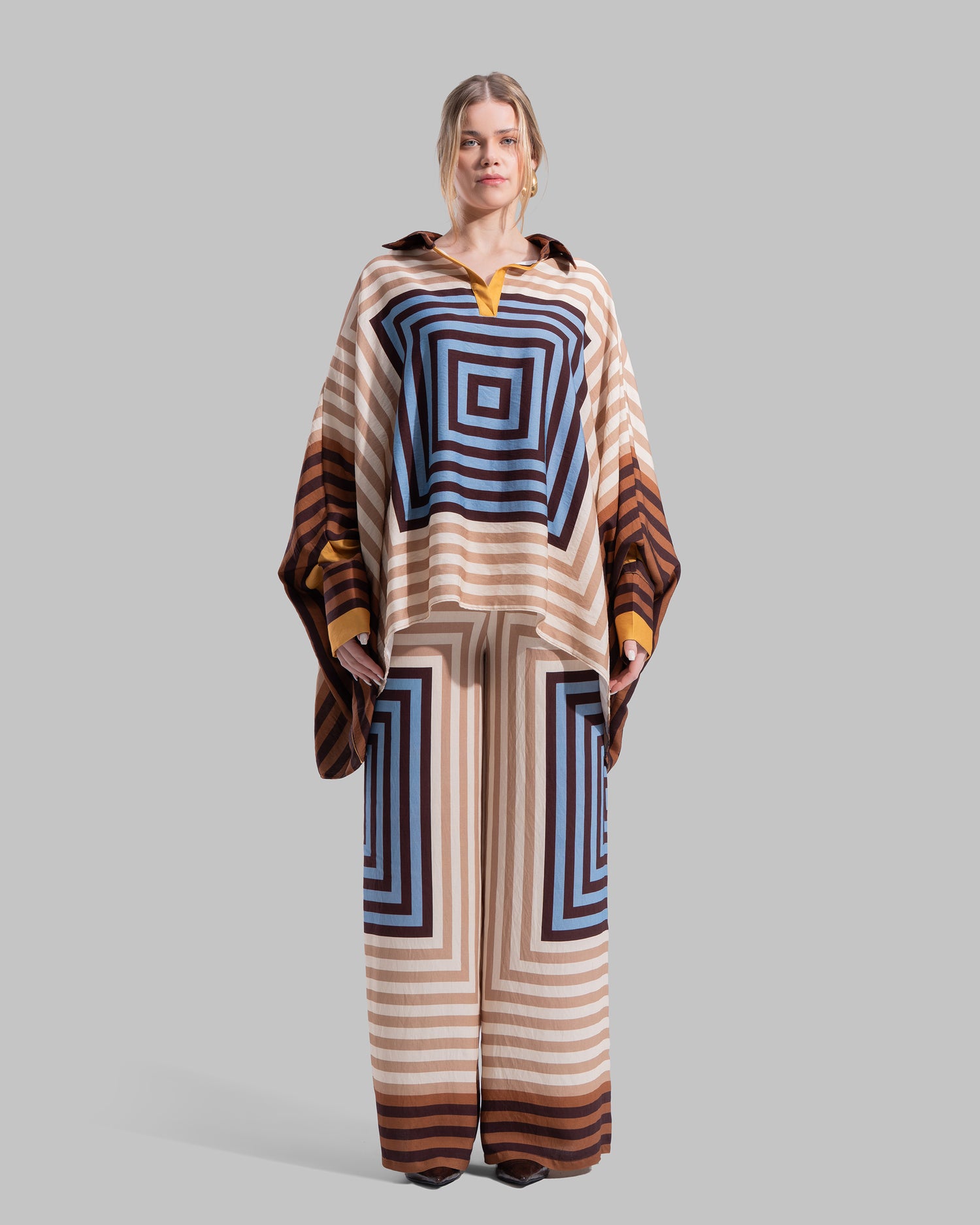 over sized printed blouse with acontrast collar with v- neck with acontrast polo coller