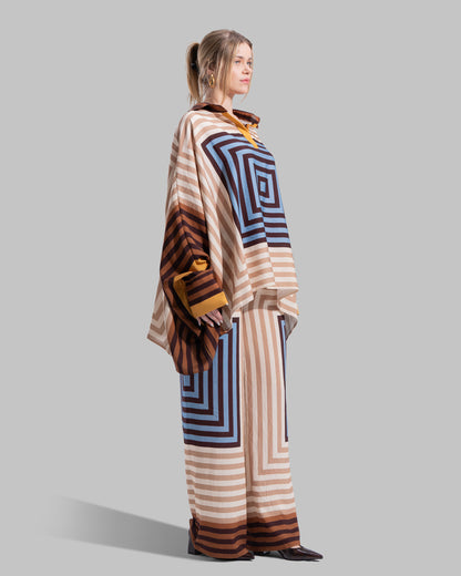 over sized printed blouse with acontrast collar with v- neck with acontrast polo coller