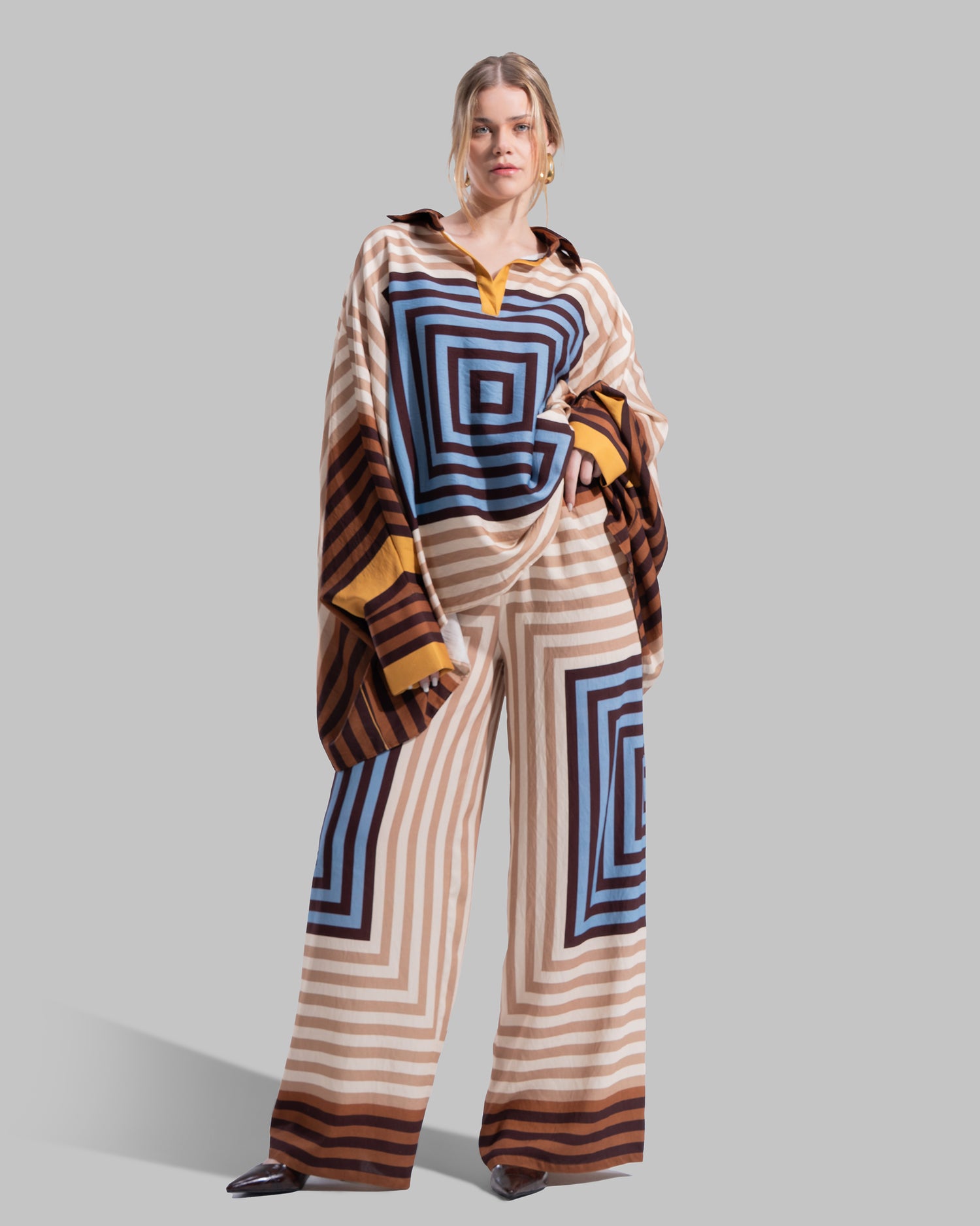 over sized printed blouse with acontrast collar with v- neck with acontrast polo coller