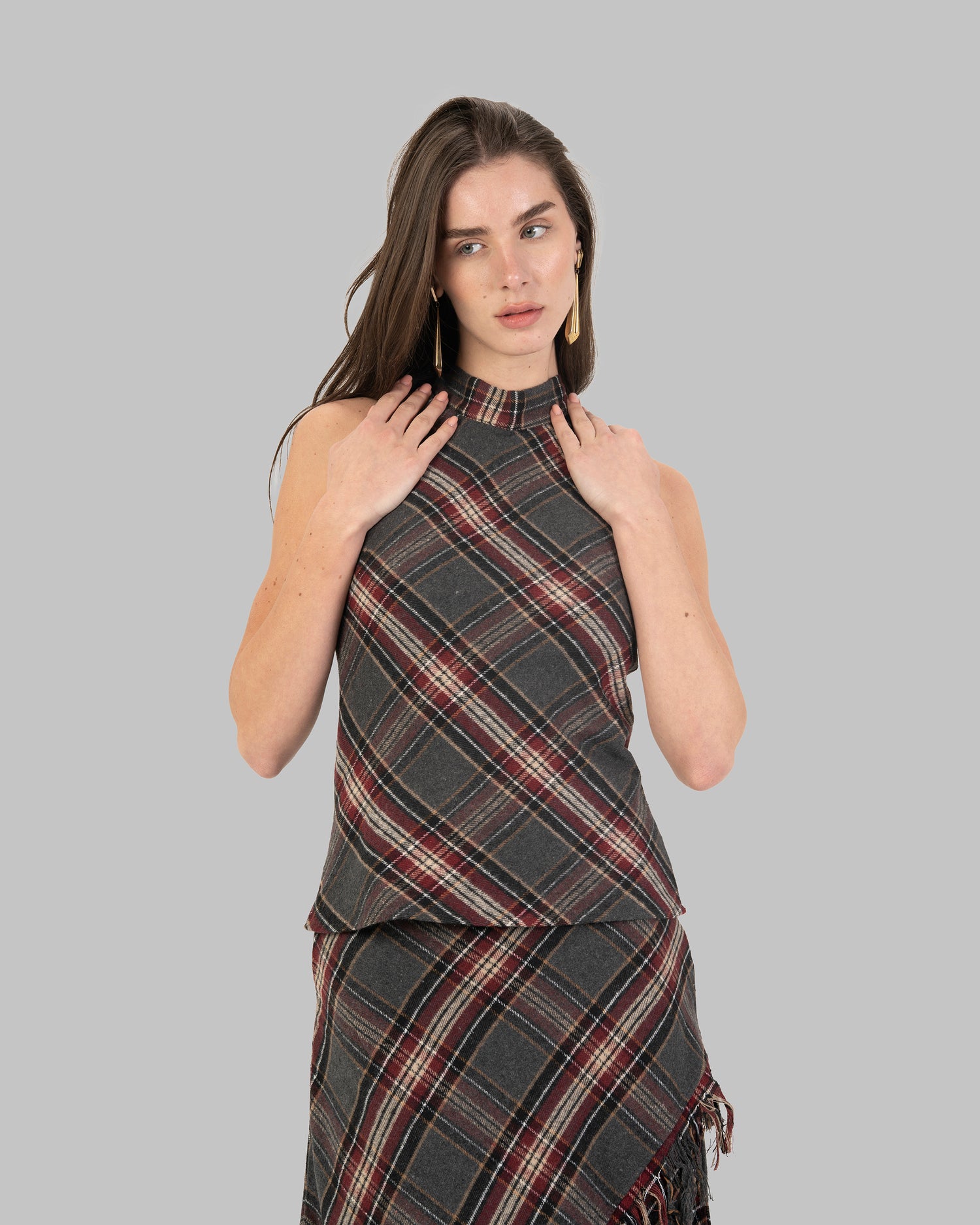 بلوزة بدون أكمام بياقة هالتر.