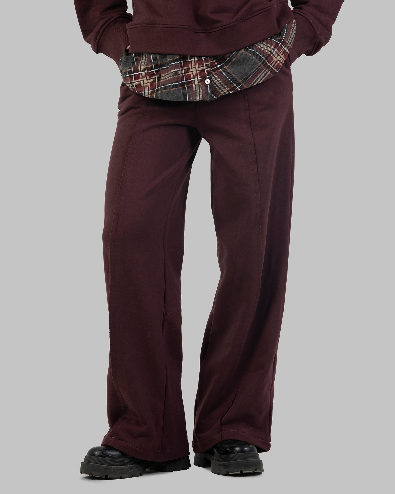 بنطال واسع الساقين بخصر عالٍ مصنوع من قماش ناعم.