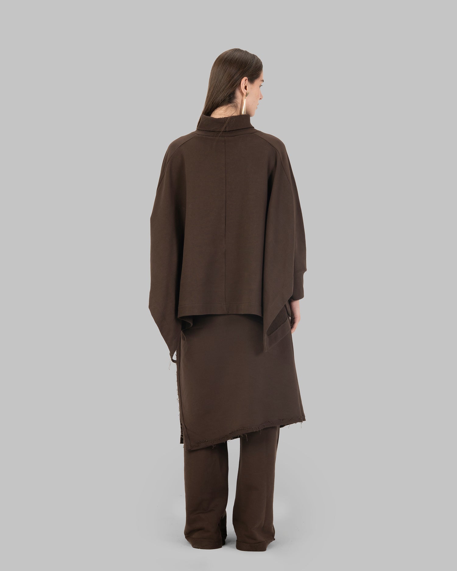 بنطال واسع الساقين مع قطعة تنورة ملفوفة متصلة به.