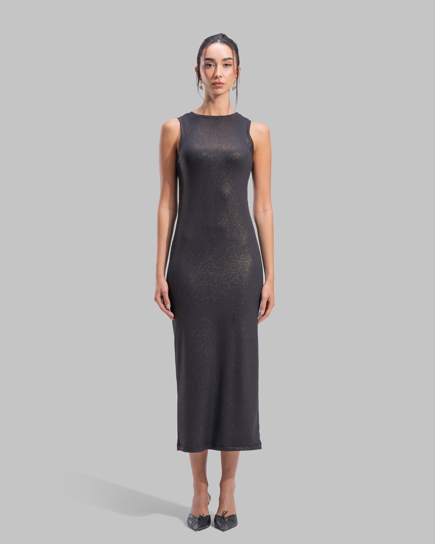 Sleeveless ribbed maxi dress with a round neckline and a tight-fit silhouette.