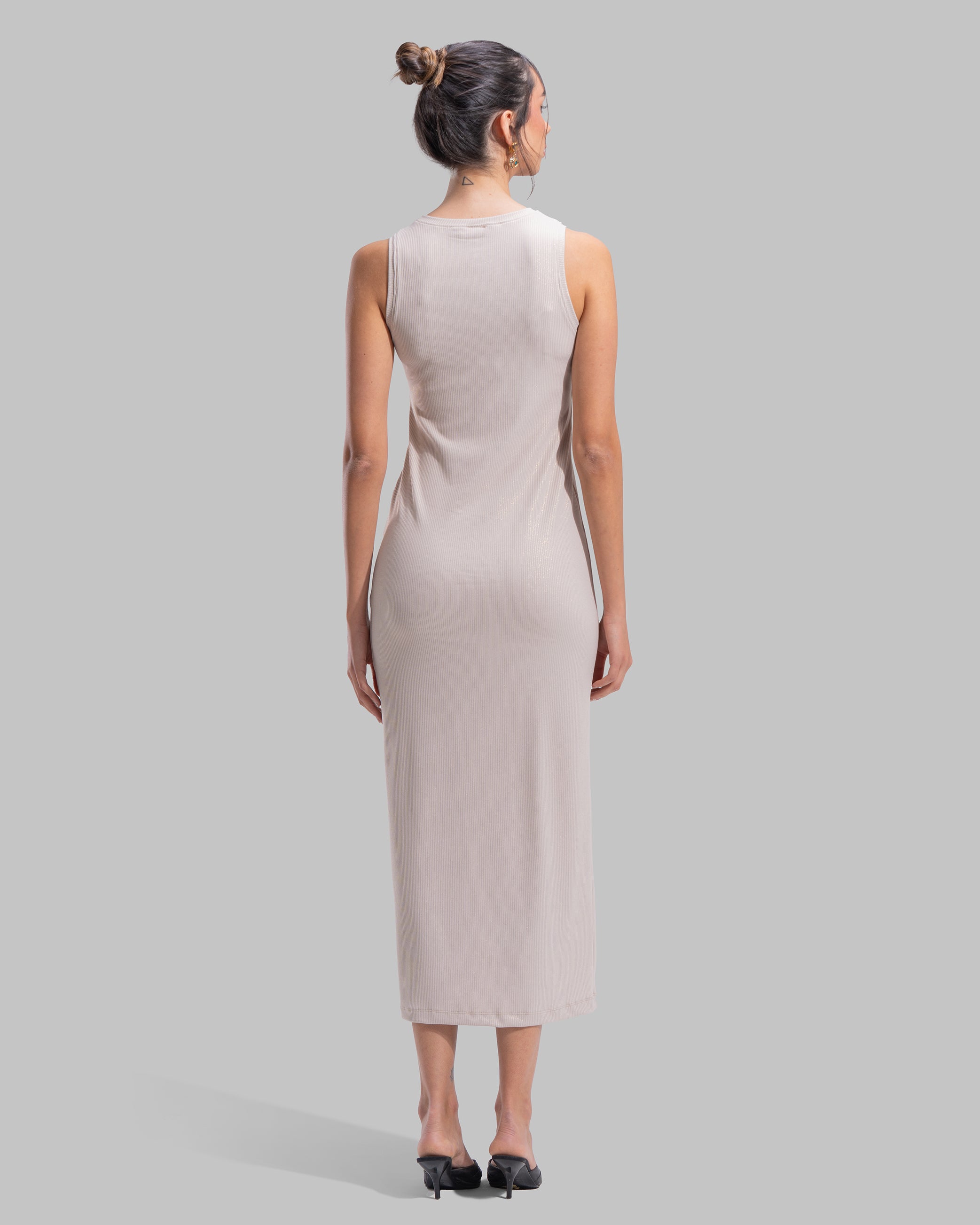Sleeveless ribbed maxi dress with a round neckline and a tight-fit silhouette.
