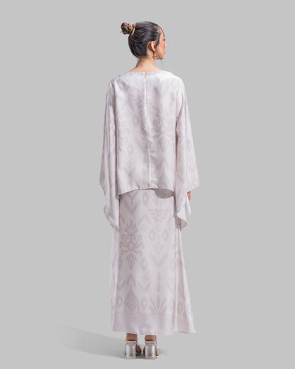 Asymmetric Loose-fit blouse.