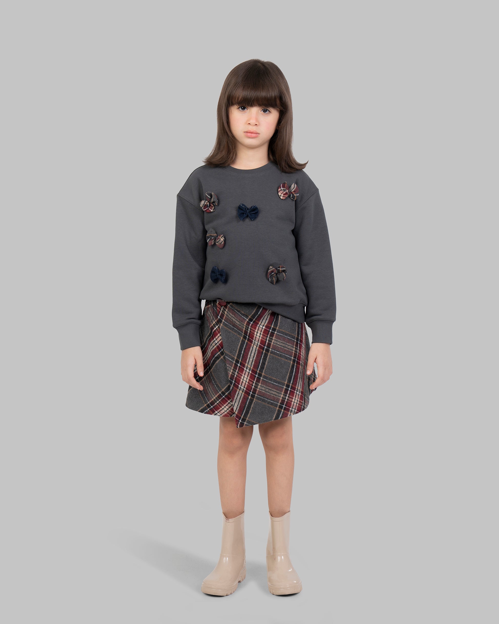 سترة رياضية برقبة دائرية وأكمام طويلة.