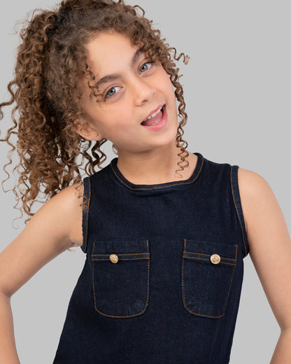 فستان جينز مطوي، فستان قصير بدون أكمام من قماش الدنيم الداكن.