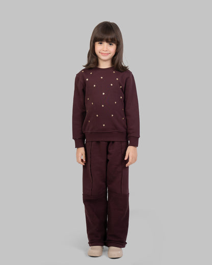 سترة رياضية مزينة بأزهار ذهبية صغيرة متناثرة في الأمام.