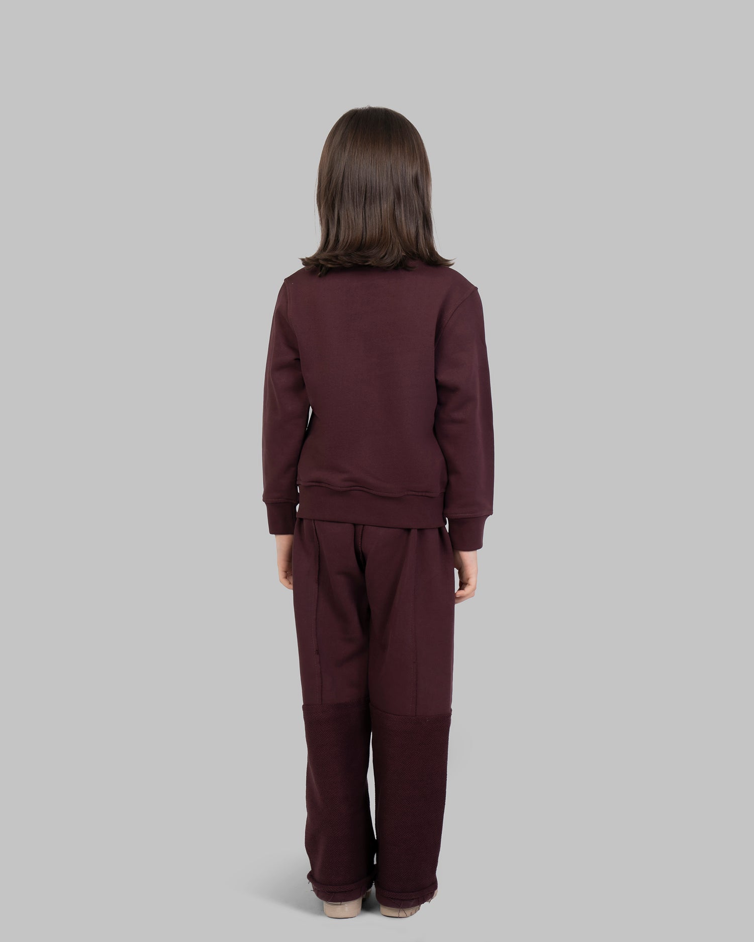 سترة رياضية مزينة بأزهار ذهبية صغيرة متناثرة في الأمام.