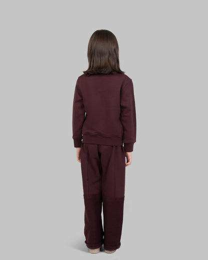 سترة رياضية مزينة بأزهار ذهبية صغيرة متناثرة في الأمام.