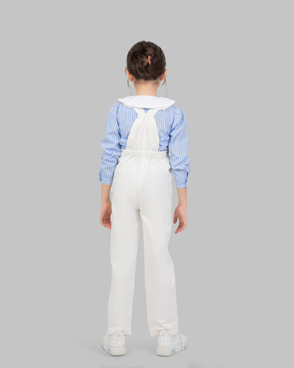 جمبسوت بألوان زاهية مع أحزمة كتف قابلة للتعديل وتفاصيل مكشكشة.