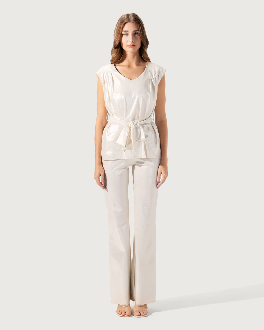 SLEEVELESS TOP WITH A V-NECK. WITH BELT